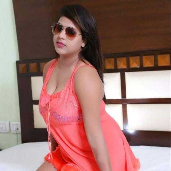 Brunette Escort Green Park